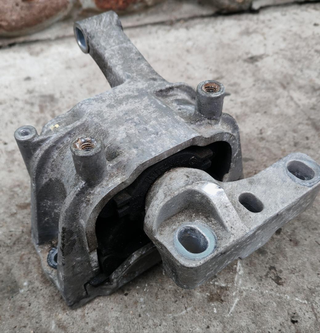 подушка крепления двигателя Volkswagen Tiguan 1 поколение 2009, 2.0 л., CBAB, дизель, МКПП, 5N0199262L - фото №1