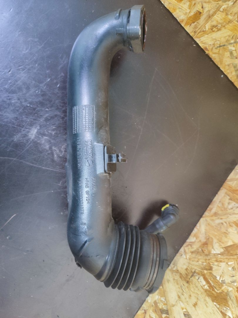 патрубок воздушного фильтра Renault Duster 1 поколение HSA 2013, 1.5 л., K9K 896, дизель, 6МКПП, белый, внедорожник 5 дв., 8200921878 - фото №1