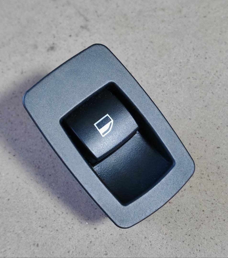 кнопка стеклоподъемника двери задней левой BMW 3 серия E90/E91/E92/E93 E90 2007, 2.0 л., N46B20BX, бензин, 6МКПП, sparkling graphite, седан, 6945874, 61316945874 - фото №1