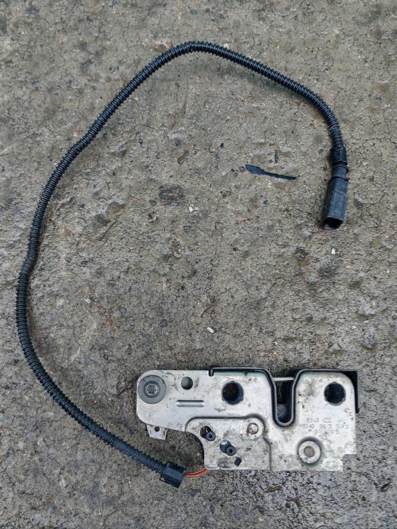 замок капота Volkswagen Tiguan 1 поколение 2009, 2.0 л., CBAB, дизель, МКПП, 5N0823509A - фото №1