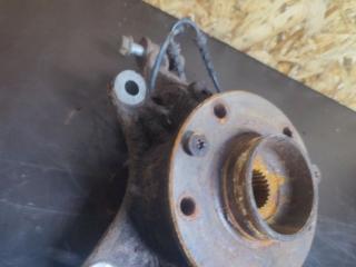 кулак поворотный левый Renault Duster 1 поколение HSA 2013, 1.5 л., K9K 896, дизель, 6МКПП, белый, внедорожник 5 дв., 8200881824