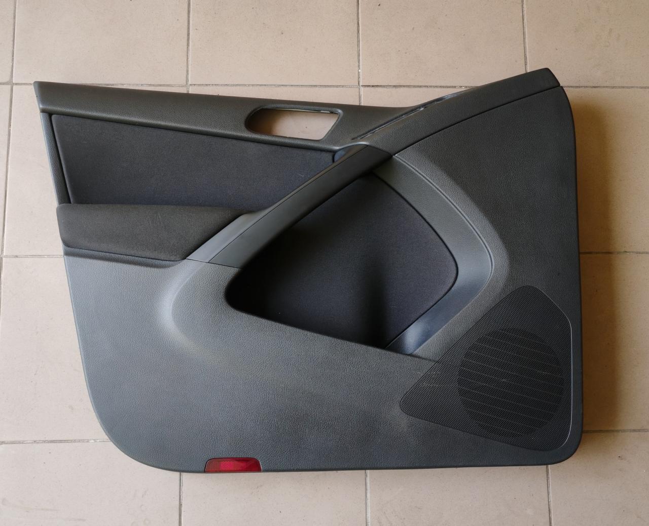 обшивка двери передняя левая Volkswagen Tiguan 1 поколение 2009, 2.0 л., CBAB, дизель, МКПП, 5N086717D - фото №1