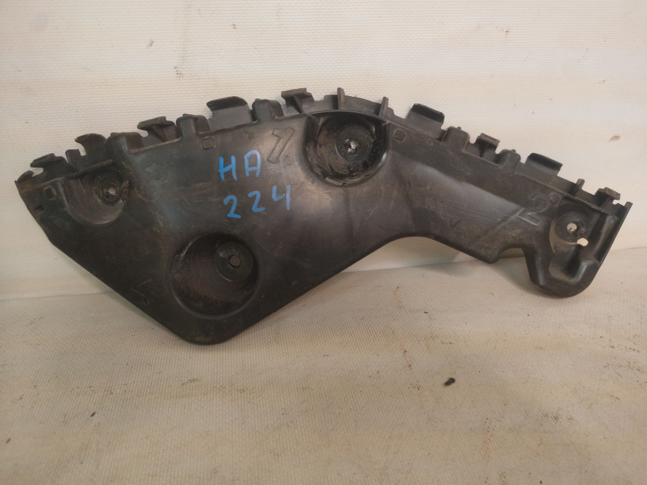 Крепление бампера заднего Renault Duster 1 поколение HSA 2013, 1.5 л., K9K 896, дизель, 6МКПП, белый, внедорожник 5 дв., 622211624R - фото №1