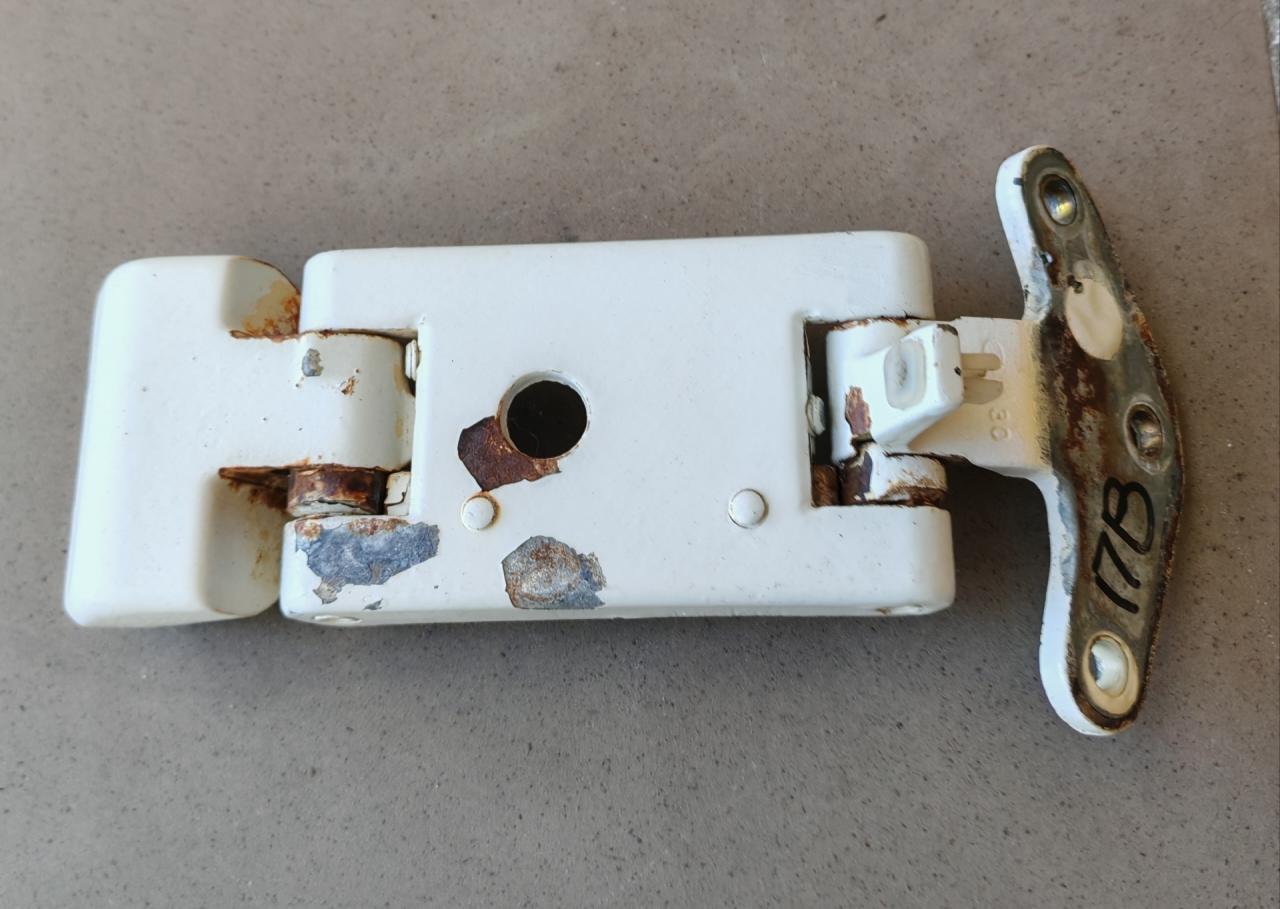 петля двери IVECO Daily 3 поколение 2001, 2.8 л., дизель, МКПП, микроавтобус, 500324295 - фото №1