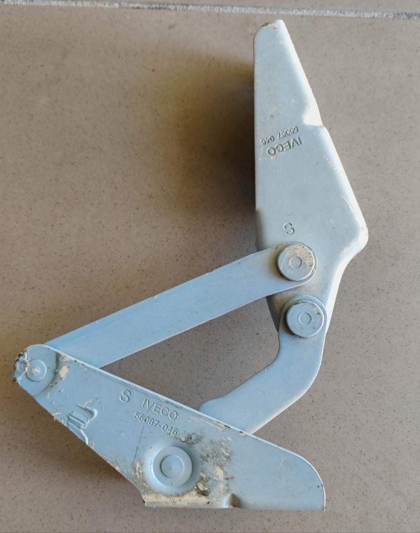 петля капота левая IVECO Daily 4 поколение 40C12 2008, 2.3 л., F1AE0481GA, дизель, 5МКПП, микроавтобус, задний привод, 56087046 - фото №1