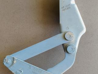 петля капота левая IVECO Daily 4 поколение 40C12 2008, 2.3 л., F1AE0481GA, дизель, 5МКПП, микроавтобус, задний привод, 56087046