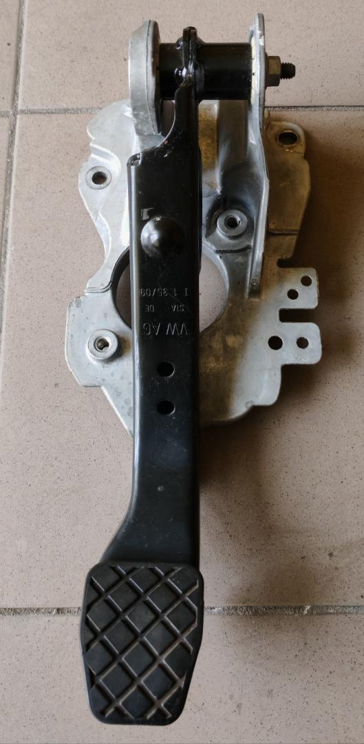педаль тормоза Volkswagen Tiguan 1 поколение 2009, 2.0 л., CBAB, дизель, МКПП, 3C2721057G, 1K2721117G - фото №1