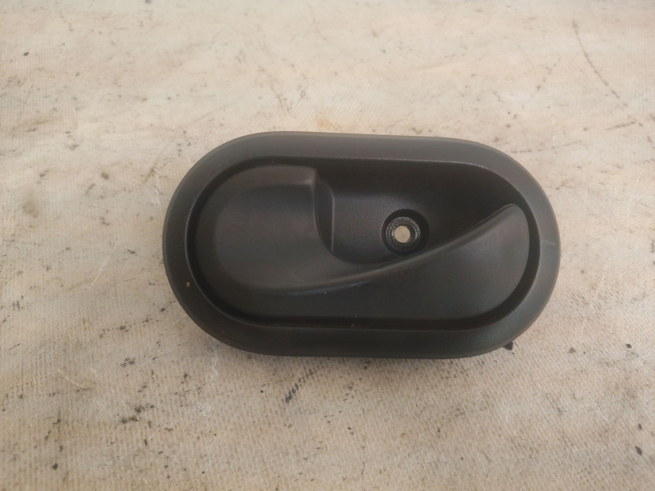 ручка внутренняя задняя левая Renault Duster 1 поколение HSA 2013, 1.5 л., K9K 896, дизель, 6МКПП, белый, внедорожник 5 дв., 8200733848 - фото №1