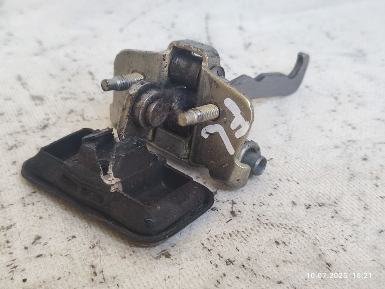 ограничитель открывания двери Renault Duster 1 поколение HSM 2014, 1.6 л., K4M 696, бензин, 5МКПП, внедорожник 5 дв., 804305879R - фото №1