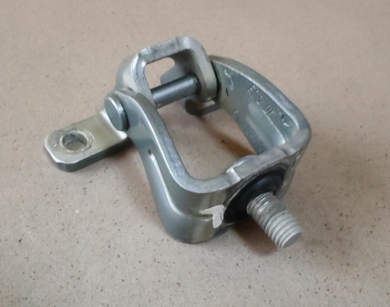 петля крышки багажника Volkswagen Tiguan 1 поколение 2009, 2.0 л., CBAB, дизель, МКПП, 5N0827301 - фото №1