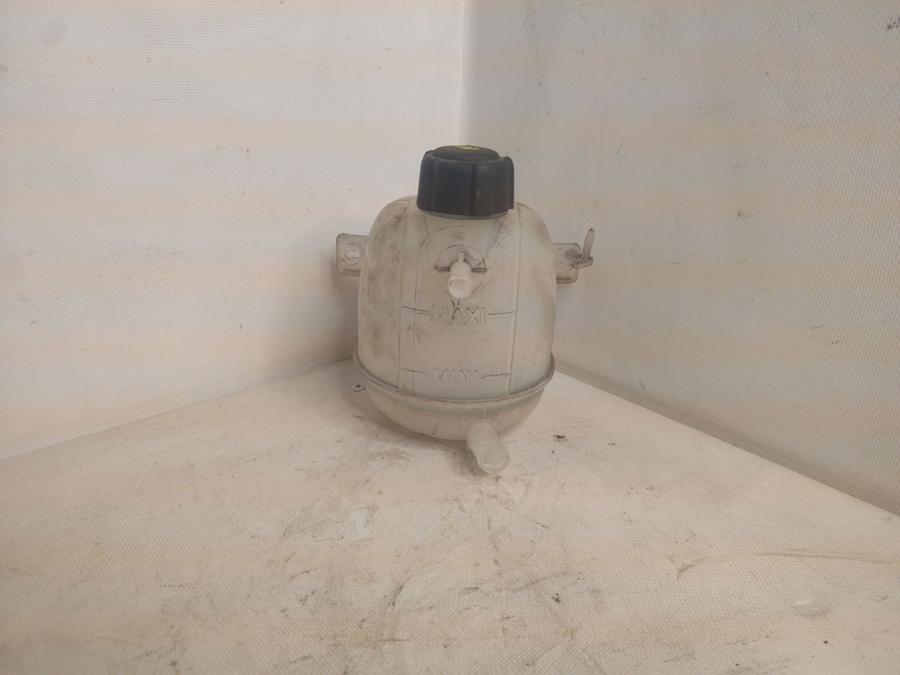 бачок расширительный Renault Duster 1 поколение HSA 2013, 1.5 л., K9K 896, дизель, 6МКПП, белый, внедорожник 5 дв., 7701470460, 8200048024 - фото №1