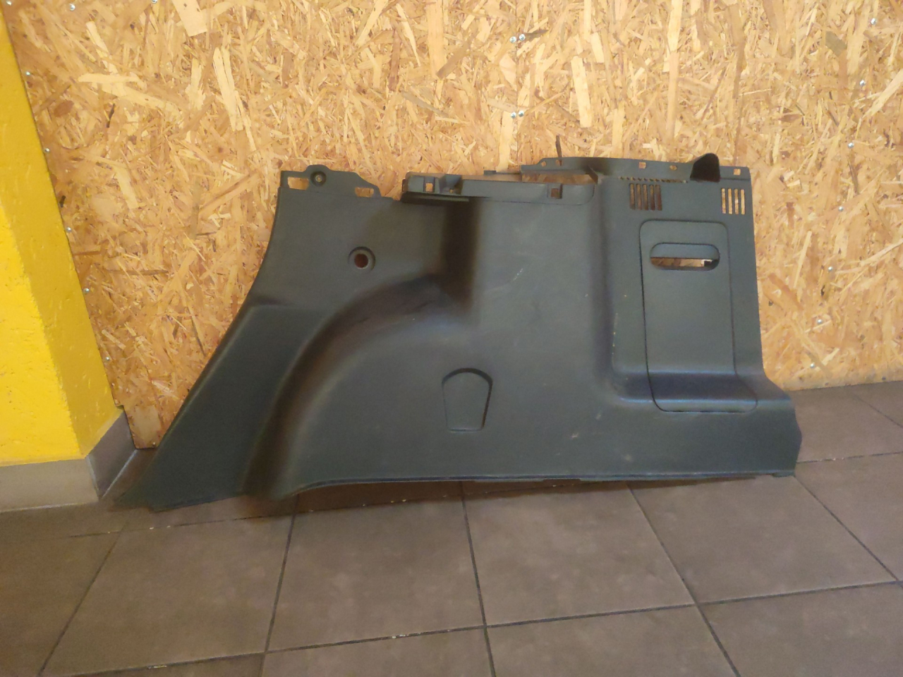 пластик Renault Duster 1 поколение HSA 2013, 1.5 л., K9K 896, дизель, 6МКПП, белый, внедорожник 5 дв., 849507685R - фото №1