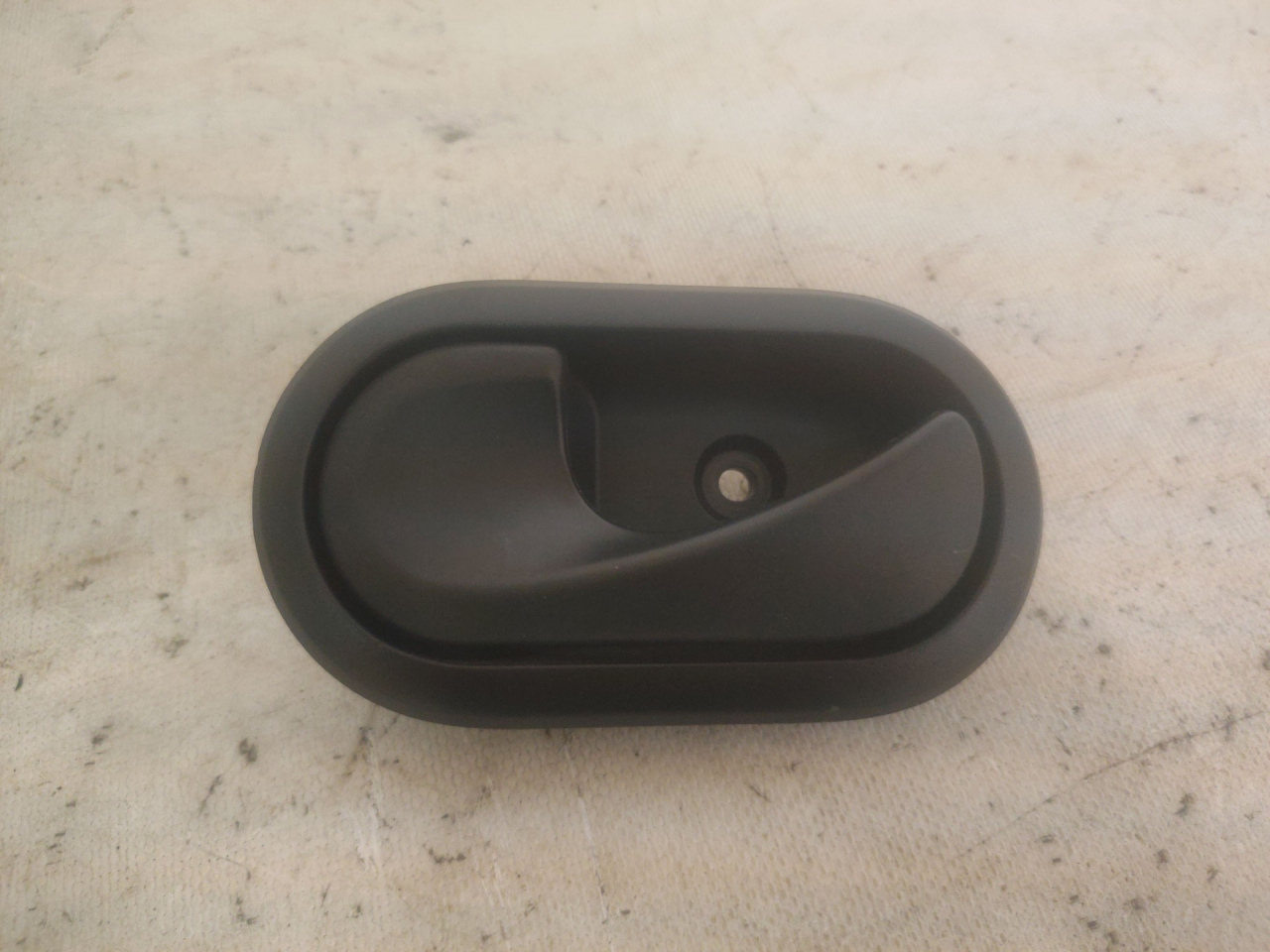 ручка внутренняя передняя левая Renault Duster 1 поколение HSA 2013, 1.5 л., K9K 896, дизель, 6МКПП, белый, внедорожник 5 дв., 8200733848 - фото №1