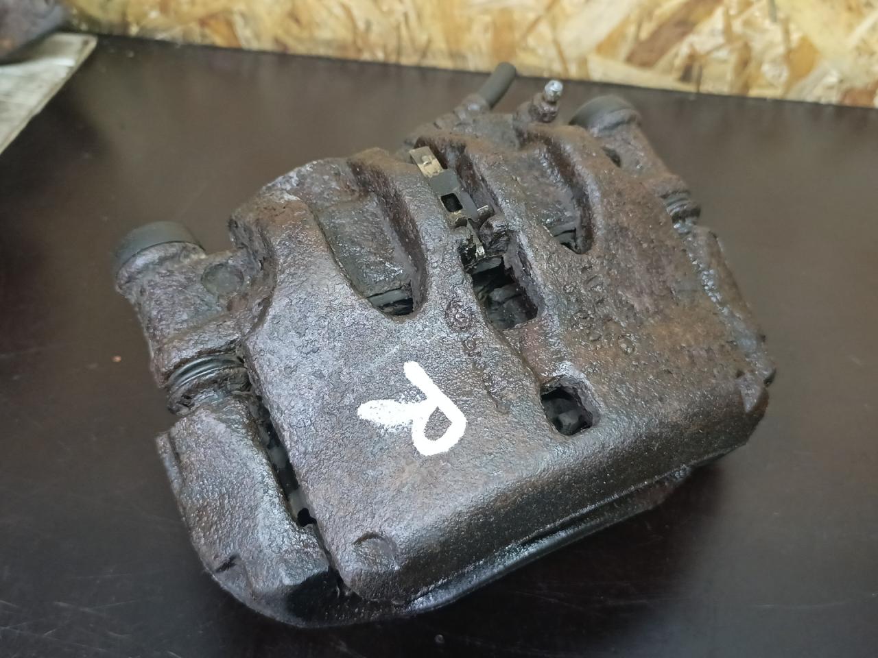 суппорт передний правый IVECO Daily 4 поколение 35C15 2008, 3.0 л., F1CE0481F, дизель, МКПП, микроавтобус, задний привод, 504120471, 504139834, 504354332, 504354334 - фото №1