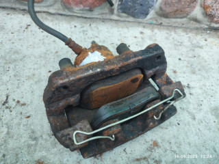 суппорт передний левый Renault Duster 1 поколение HSM 2014, 1.6 л., K4M 696, бензин, 5МКПП, внедорожник 5 дв., 7701070644