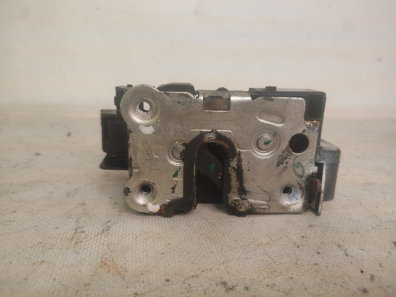 замок двери задней левой Renault Duster 1 поколение HSA 2013, 1.5 л., K9K 896, дизель, 6МКПП, белый, внедорожник 5 дв., 825036721R - фото №1