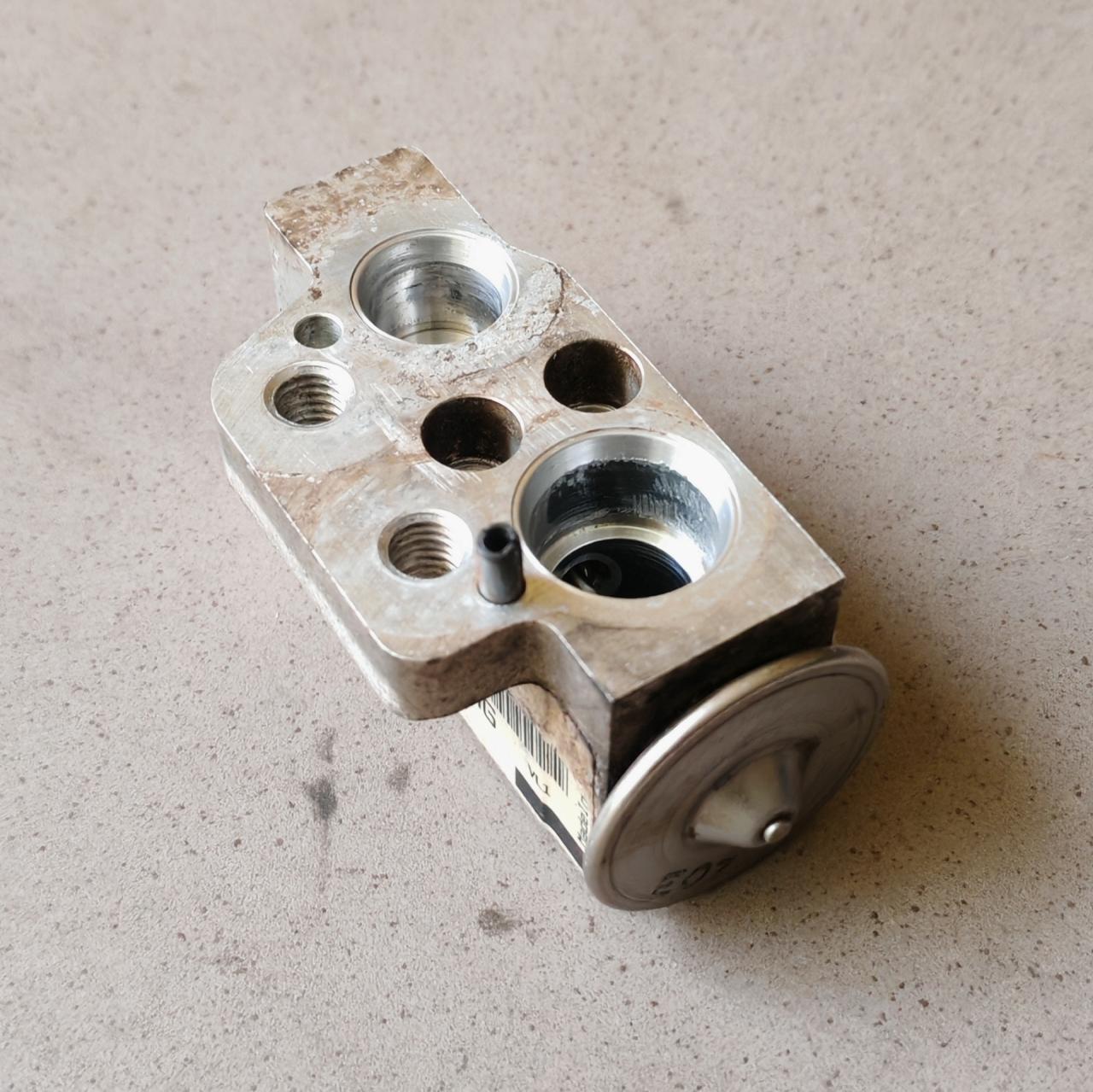 расширительный клапан кондиционера Volkswagen Tiguan 1 поколение 2009, 2.0 л., CBAB, дизель, МКПП, 1K0820679 - фото №1