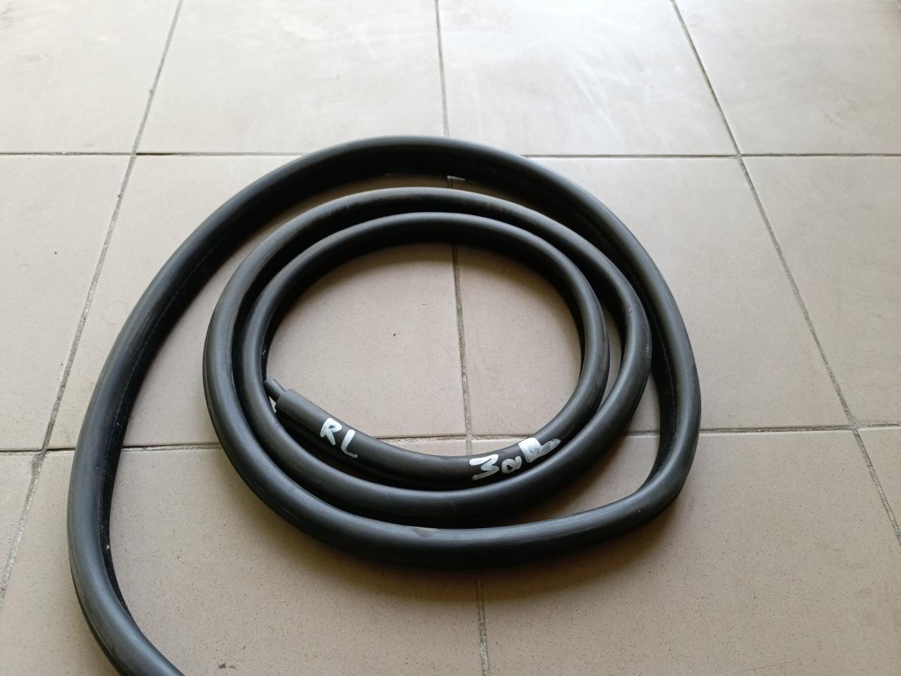 уплотнитель двери BMW 3 серия E90/E91/E92/E93 E90 2007, 2.0 л., N46B20BX, бензин, 6МКПП, sparkling graphite, седан, 51727247260 - фото №1