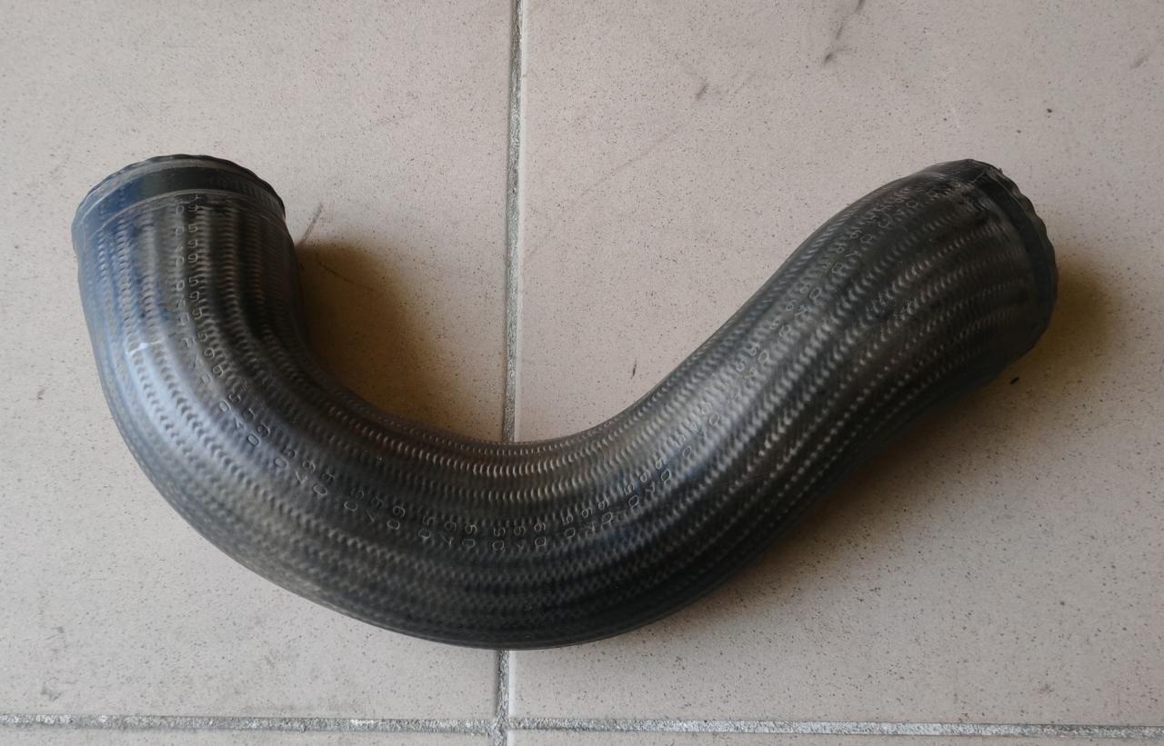 патрубок интеркулера Volkswagen Tiguan 1 поколение 2009, 2.0 л., CBAB, дизель, МКПП, 5N0145834G - фото №1