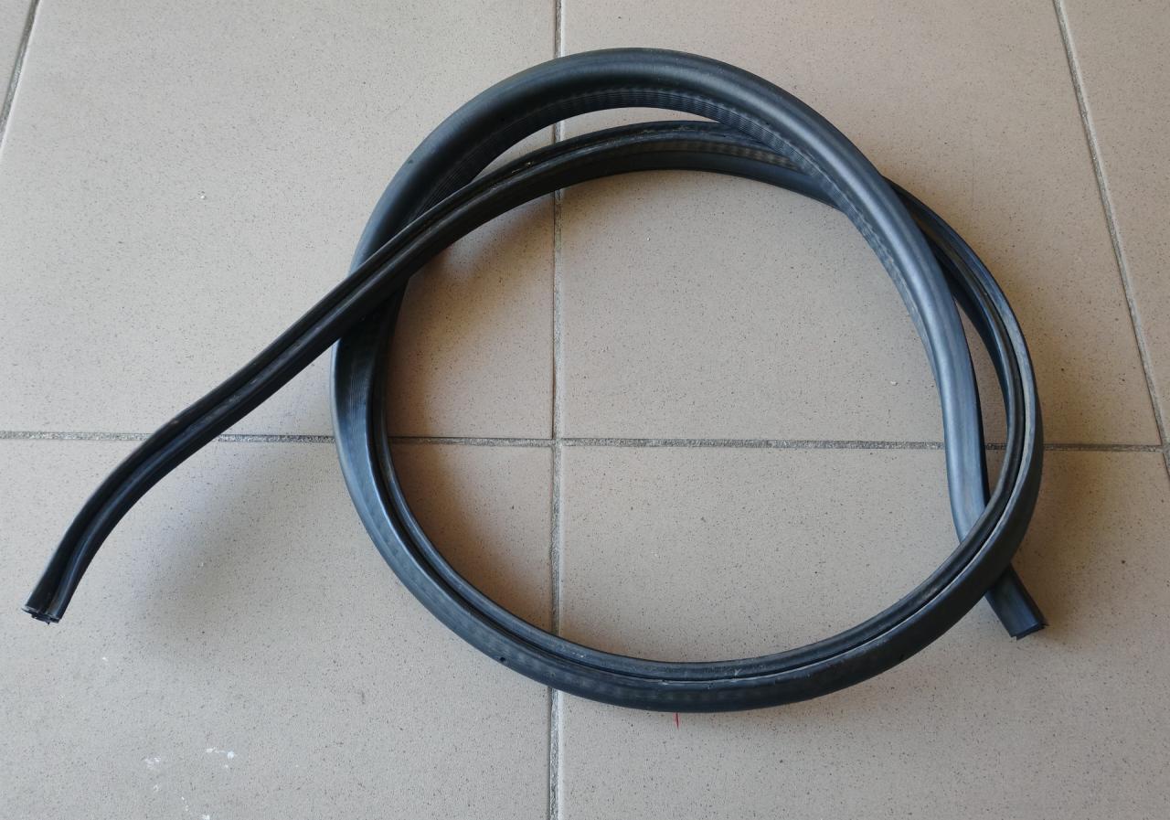 уплотнитель подкапотного пространства IVECO Daily 6 поколение 35c12 2017, 2.3 л., F1AFL411B, дизель, АКПП, грузовик - фото №1