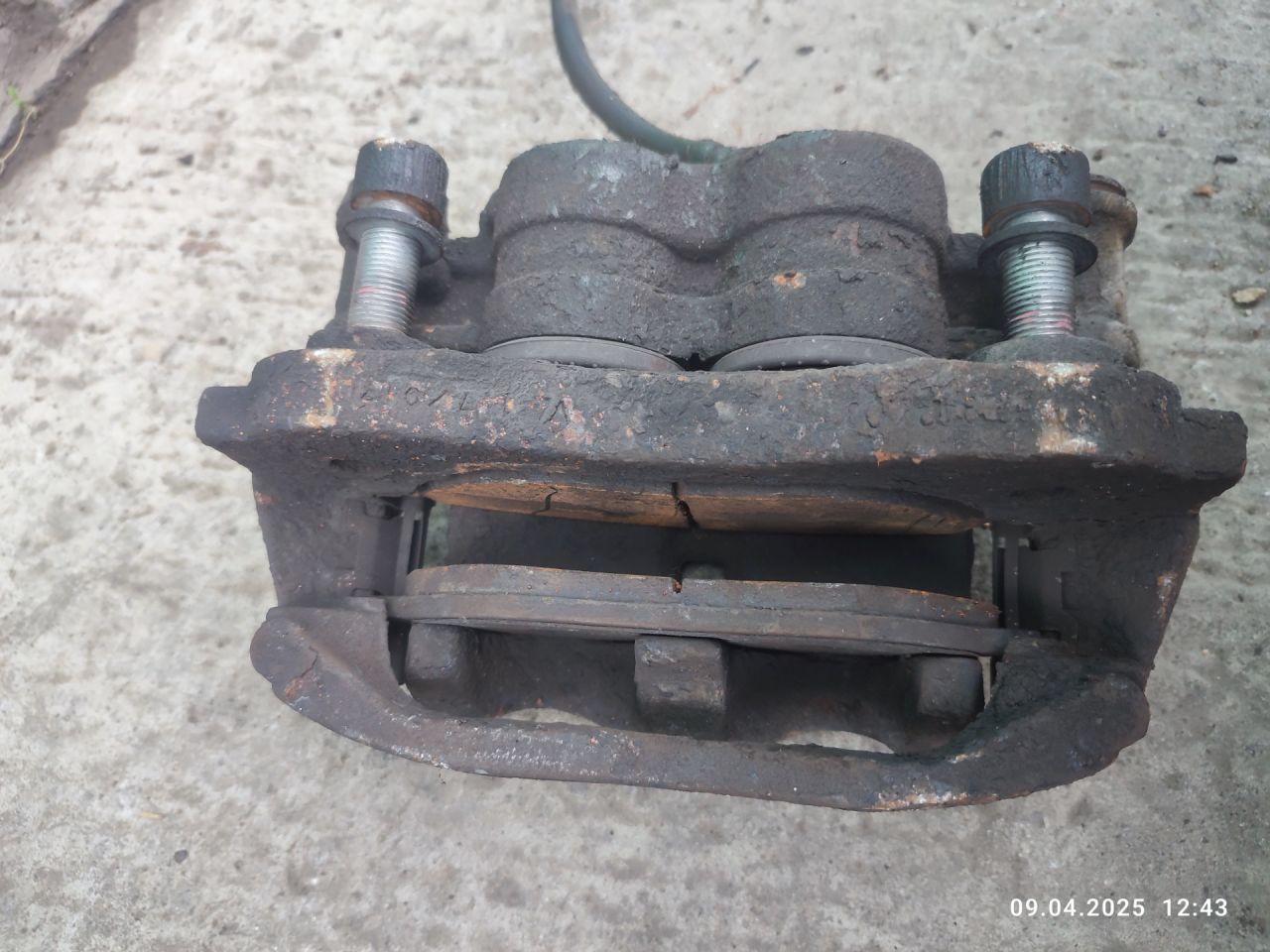 суппорт передний левый Citroen Jumper 2 поколение 2007, 2.2 л., 4HU (P22DTE), дизель, 6МКПП, микроавтобус - фото №1