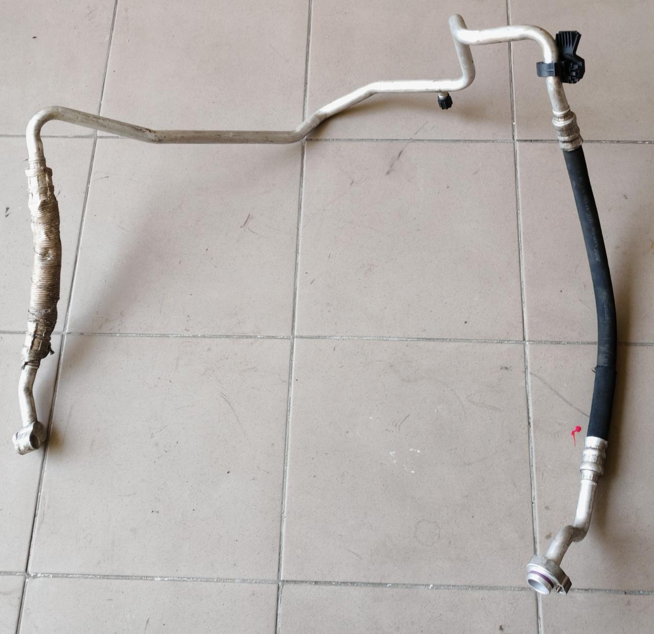 трубка кондиционера Volkswagen Tiguan 1 поколение 2009, 2.0 л., CBAB, дизель, МКПП, 5N0820743D - фото №1