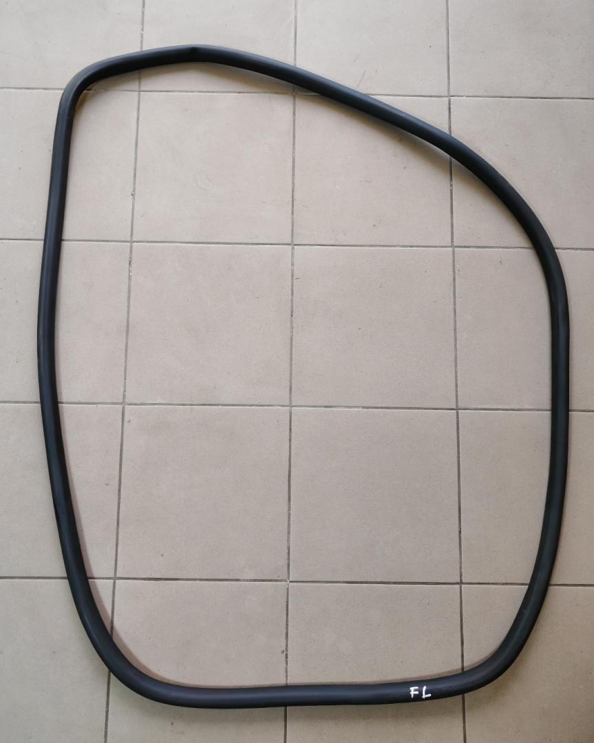 уплотнитель двери Volkswagen Tiguan 1 поколение 2009, 2.0 л., CBAB, дизель, МКПП, 5N0867911 - фото №1