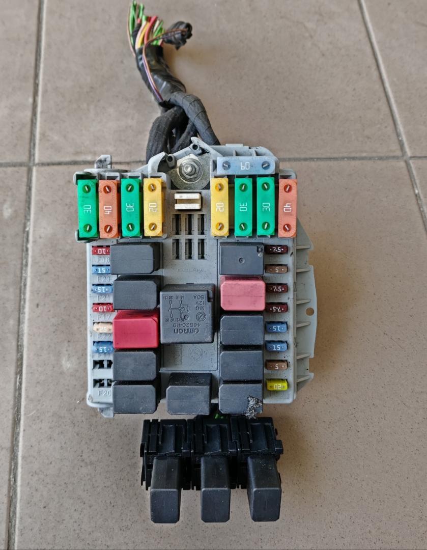 блок предохранителей IVECO Daily 4 поколение 35C15 2008, 3.0 л., F1CE0481F, дизель, МКПП, микроавтобус, задний привод, 69501171, 69500166 - фото №1