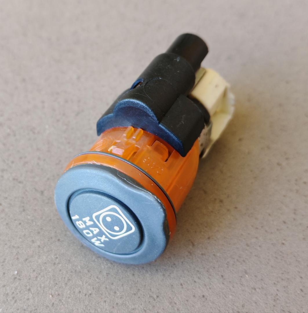 гнездо прикуривателя IVECO Daily 4 поколение 35S11 2009, 2.3 л., дизель, фургон, задний привод, 69500537, 69500538, 69500539 - фото №1