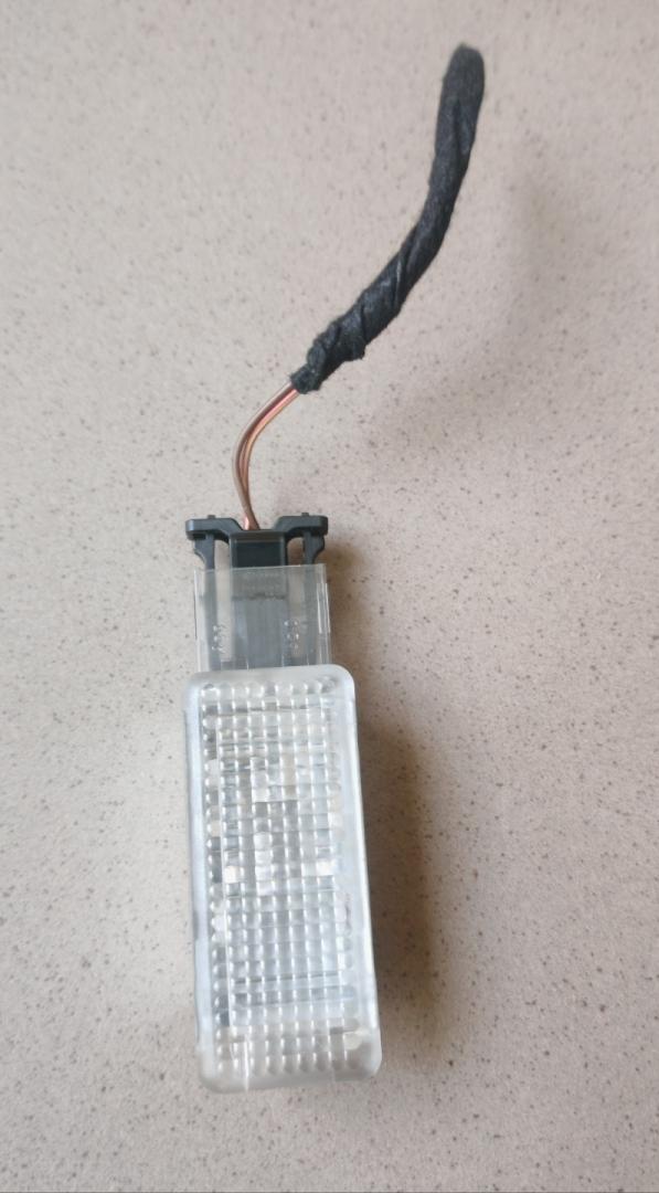 фонарь салона (плафон) Volkswagen Tiguan 1 поколение 2009, 2.0 л., CBAB, дизель, МКПП, 7L0947415 - фото №1