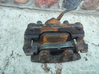 суппорт передний правый Renault Duster 1 поколение HSM 2014, 1.6 л., K4M 696, бензин, 5МКПП, внедорожник 5 дв., 7701070644