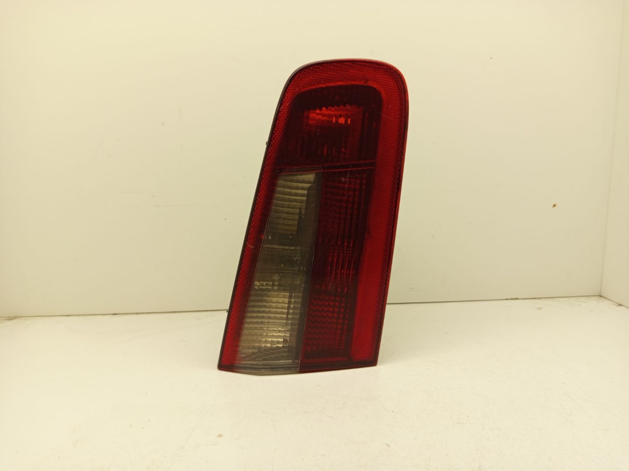 фонарь крышки багажника левый Renault Laguna 2 поколение 2002, хетчбэк 5 дв., 8200002475 - фото №1