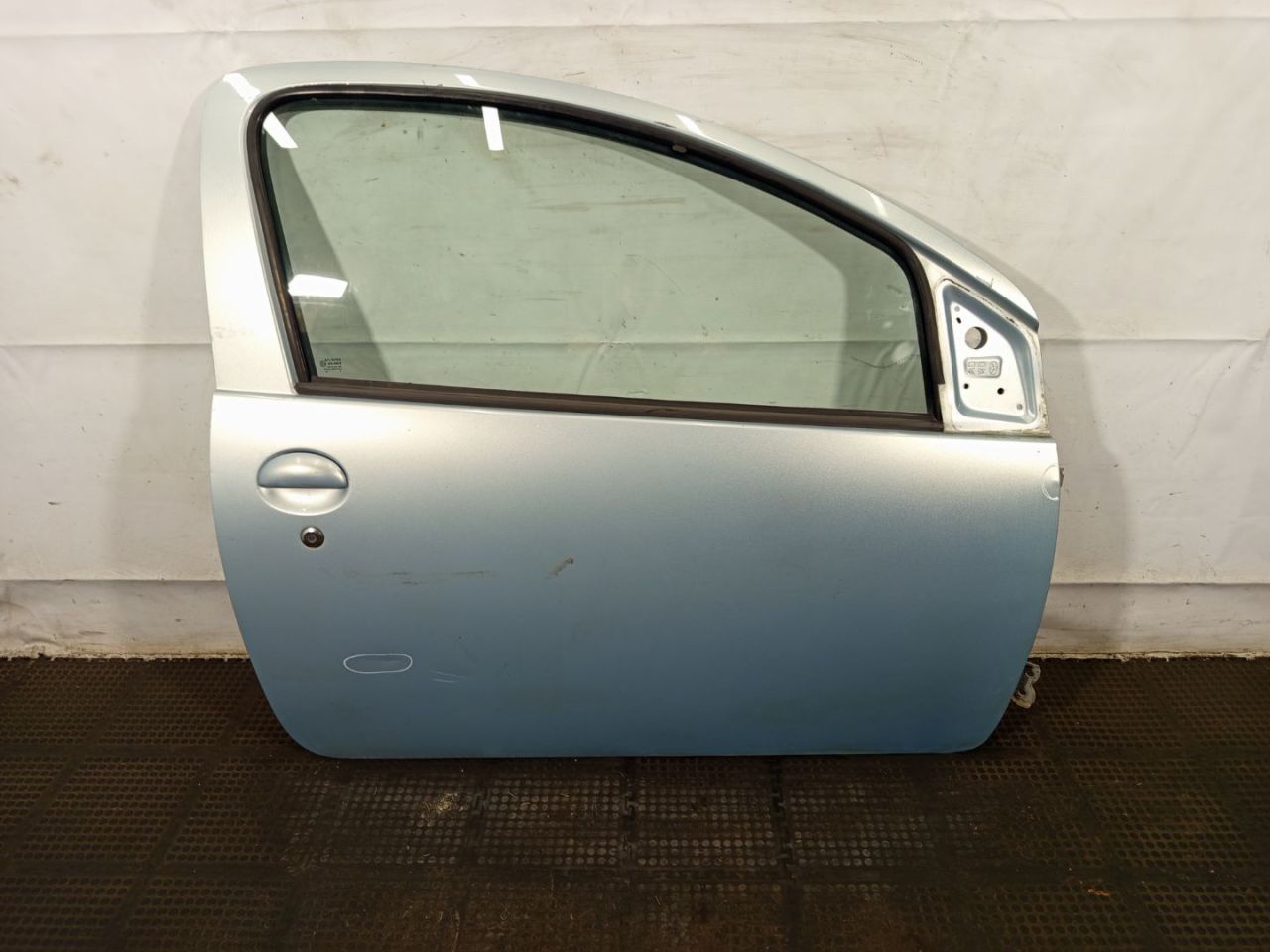 дверь передняя правая Toyota Aygo 1 поколение 2005, хетчбэк 3 дв. - фото №1