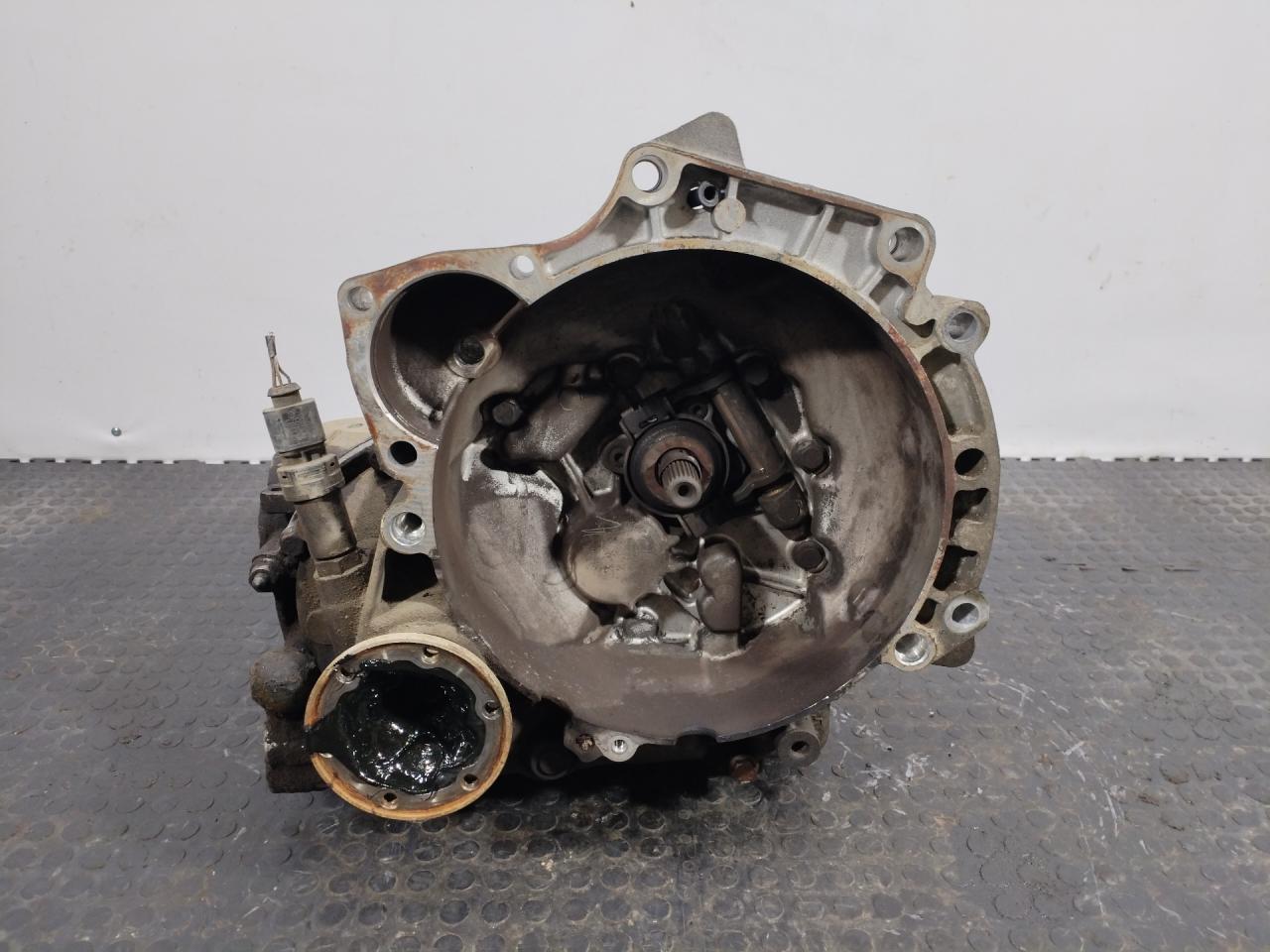 КПП механическая (МКПП) Volkswagen Caddy 2 поколение 2000, 1.4 л., бензин, МКПП, минивэн, DXK - фото №1