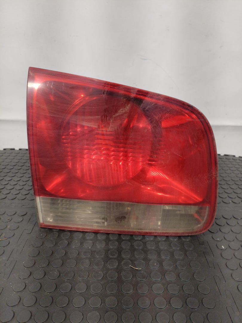 фонарь крышки багажника левый Volkswagen Touareg 1 поколение 2006, внедорожник 5 дв., 7L6945093H - фото №1