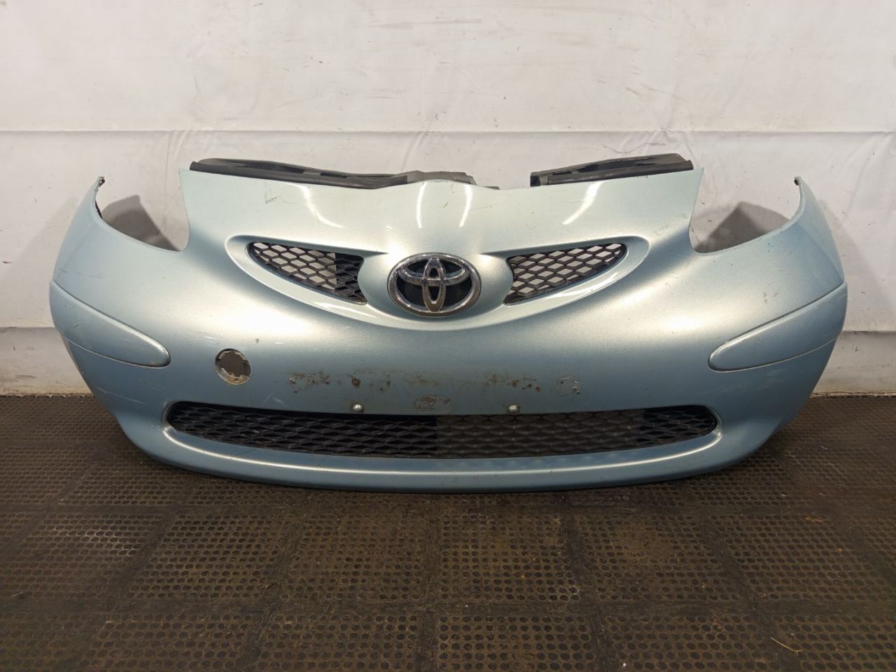 бампер передний Toyota Aygo 1 поколение 2005, хетчбэк 3 дв. - фото №1