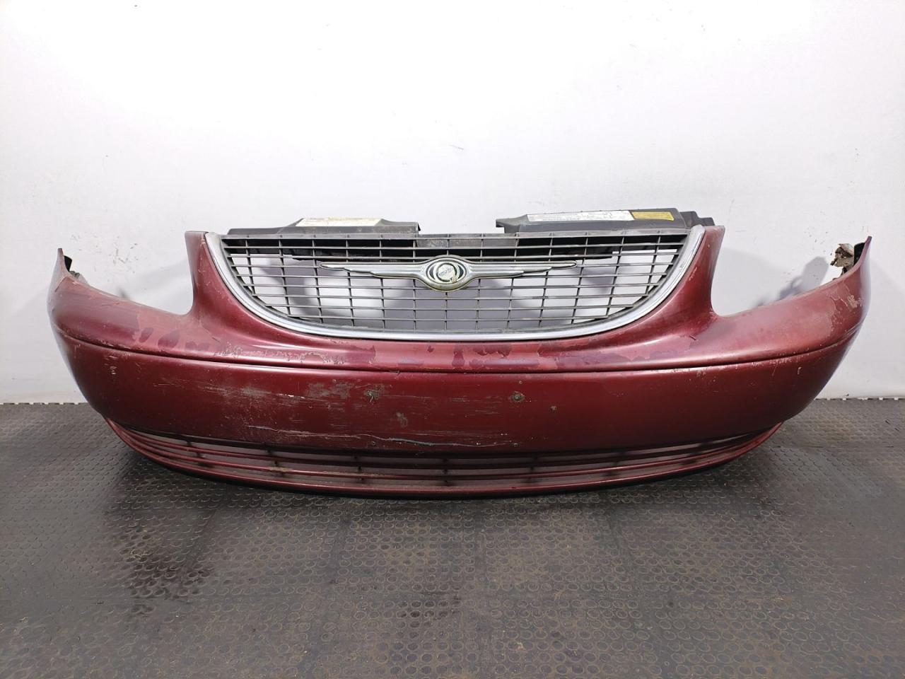 бампер передний Chrysler Voyager 4 поколение 2004, минивэн - фото №1