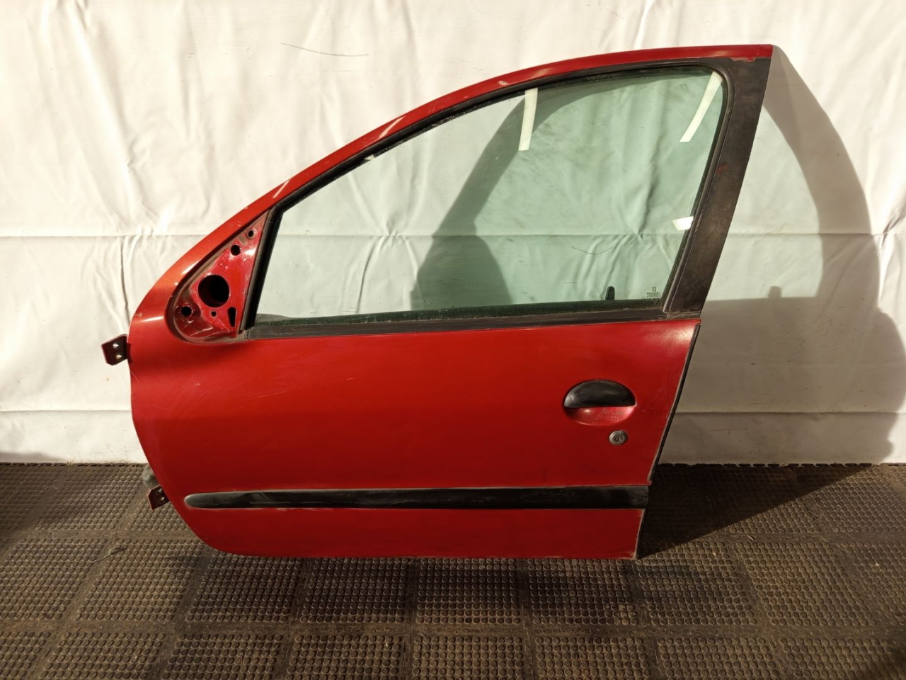 дверь передняя левая Peugeot 206 1 поколение 2000, хетчбэк 5 дв. - фото №1