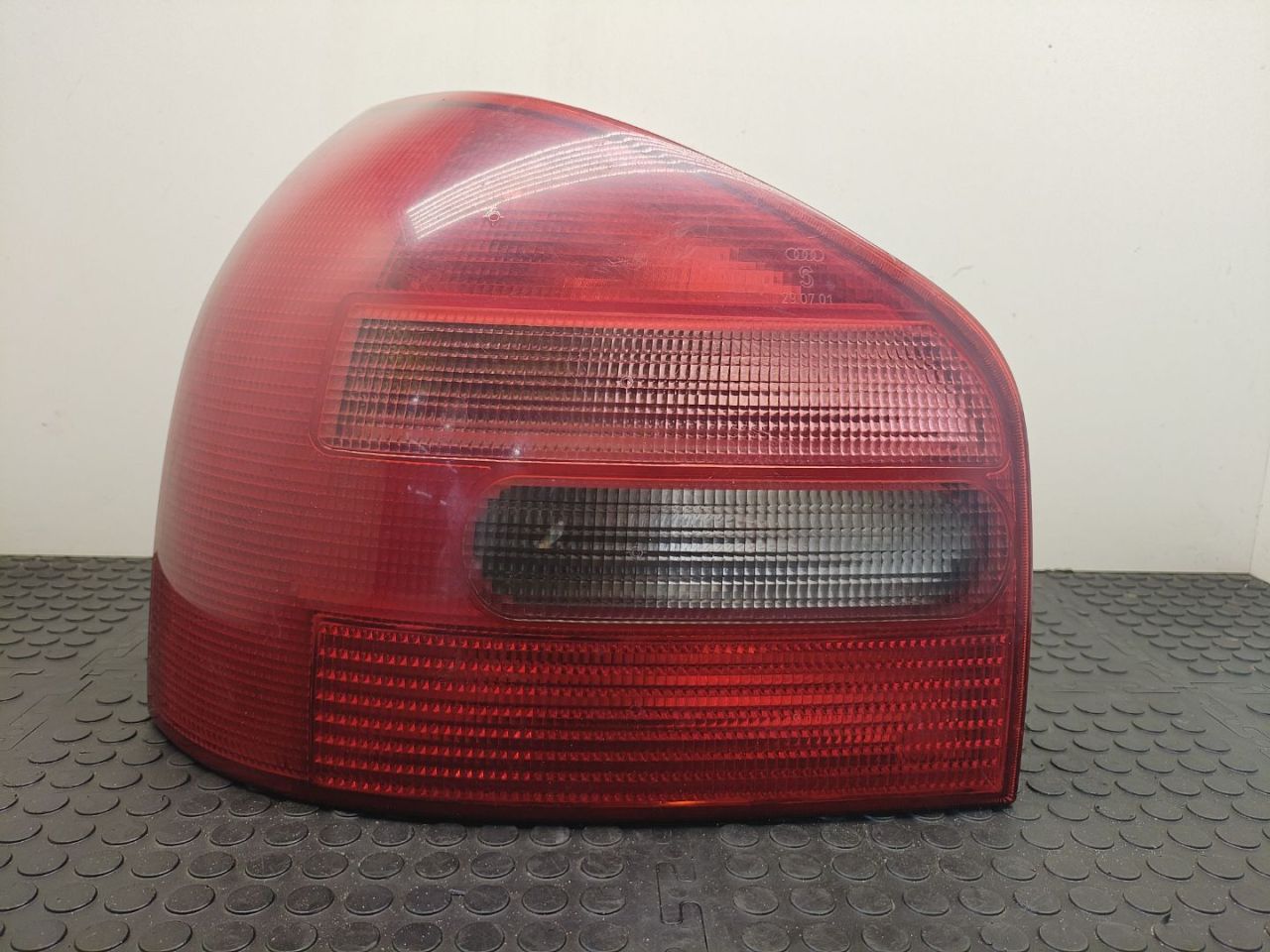 фонарь задний левый Audi A3 8L 1999, хетчбэк 5 дв., 8L0945095A - фото №1