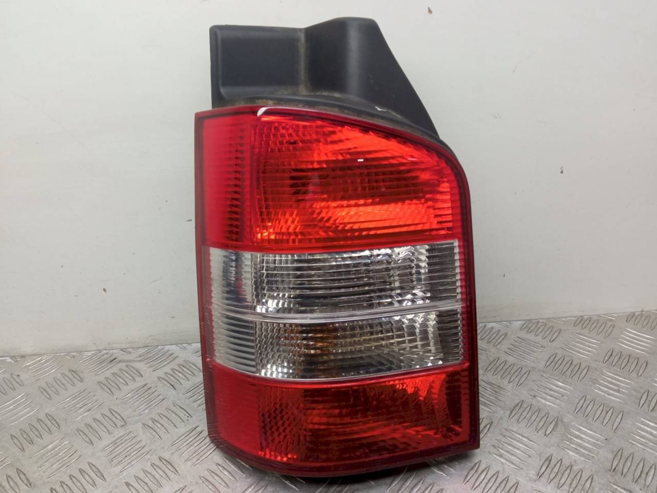 фонарь задний левый Volkswagen Transporter T5 2008, 7H5945095M - фото №1