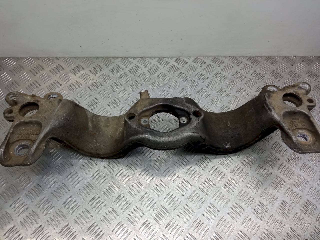 кронштейн КПП Audi A4 B6 2003, 1.9 л., TDi, 8E0399263R - фото №1