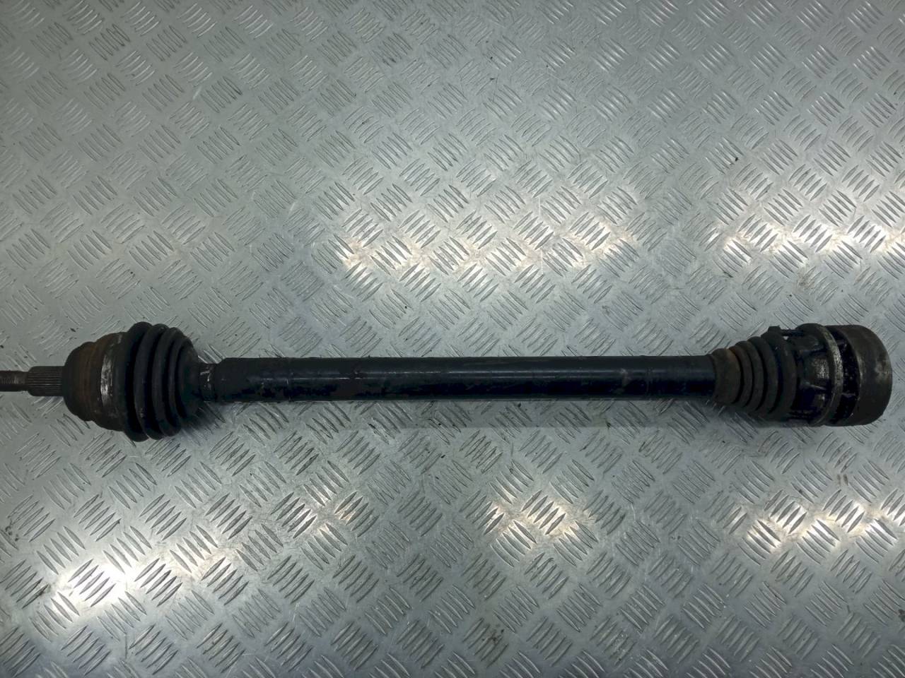 полуось передняя правая (приводной вал, ШРУС) Volkswagen Golf 4 поколение 2004, 1.9 л., TDi - фото №1