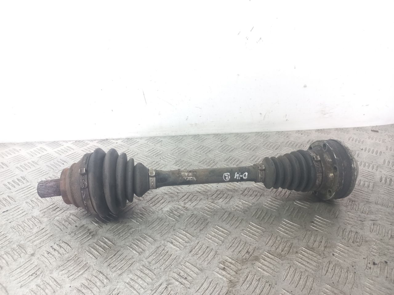 полуось передняя левая (приводной вал, ШРУС) Volkswagen Caddy 3 поколение 2006, 1.9 л., TDi PD, BSU, дизель - фото №1