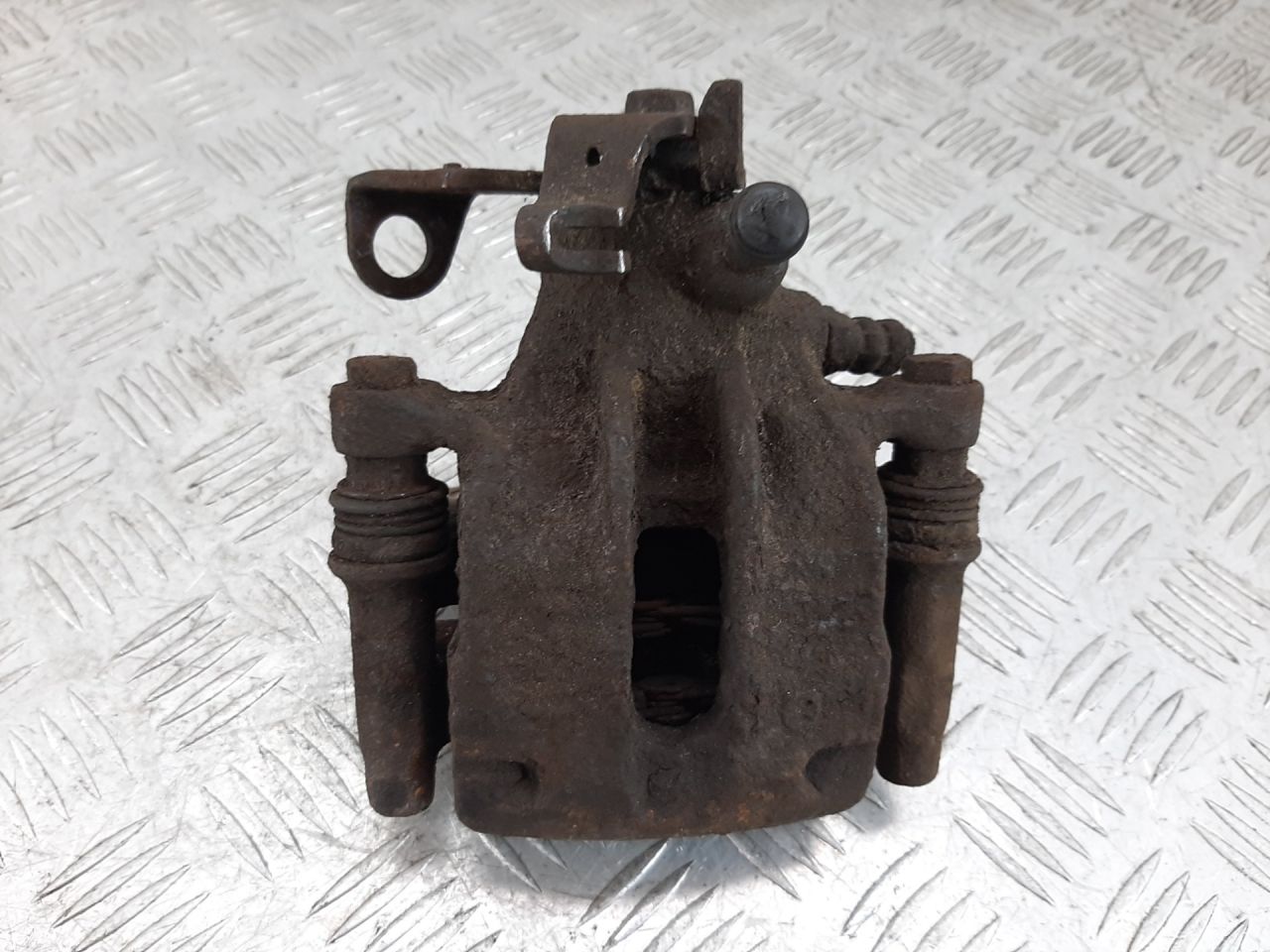 суппорт задний правый Volkswagen Passat B4 1995 - фото №1