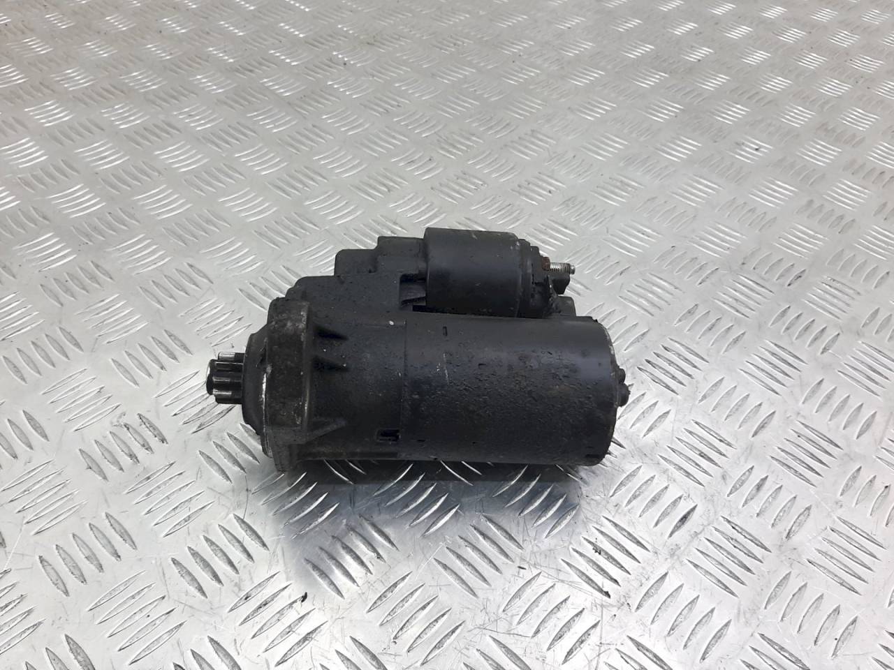 стартер Volkswagen Golf 4 поколение 2004, 1.6 л., i, бензин, 0001121006 - фото №1