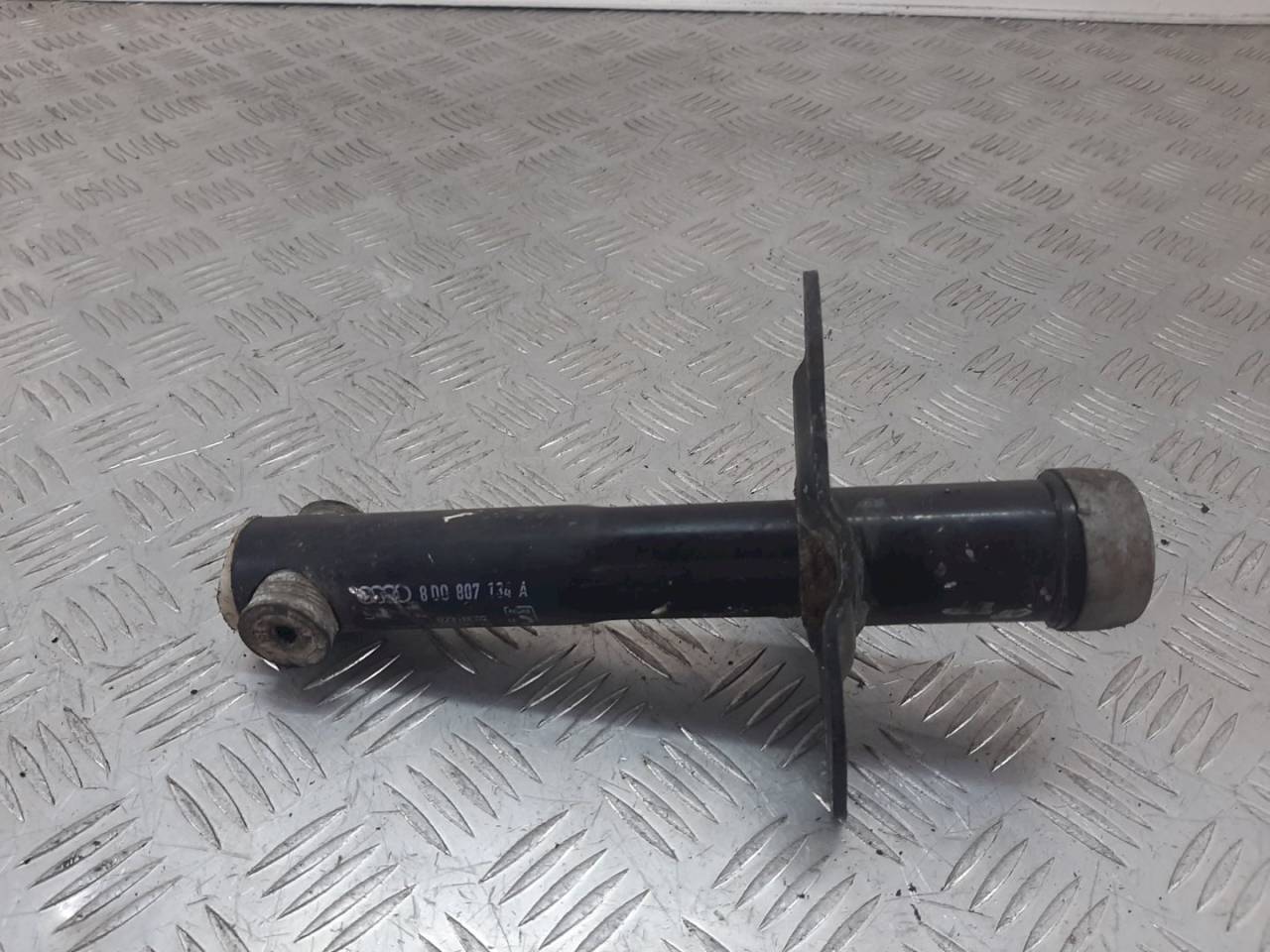 крепление бампера Audi A4 B5 1999, 8D0807134A - фото №1