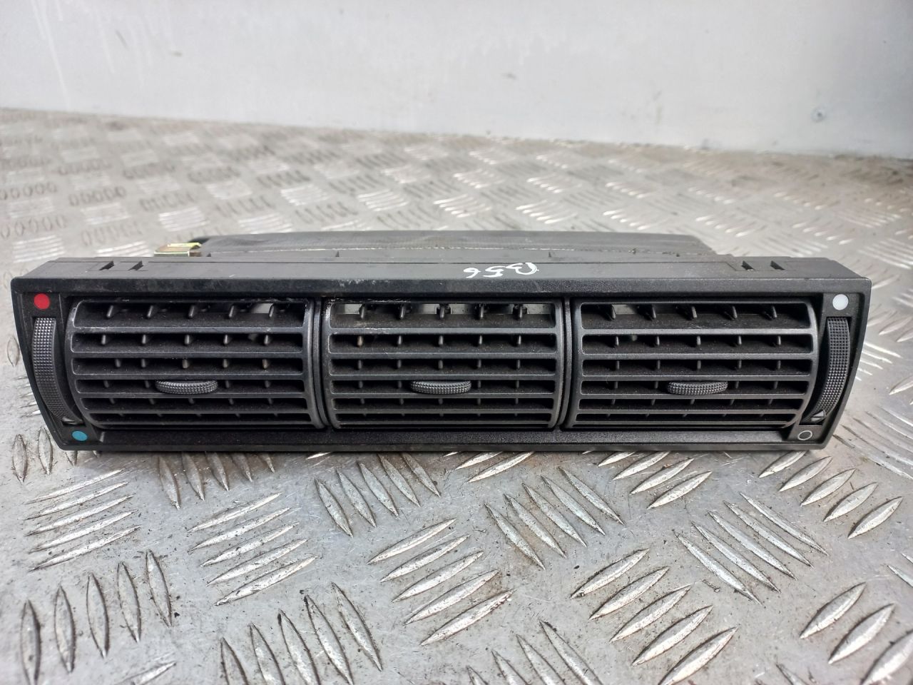 дефлектор обдува салона Audi A6 4A/C4 1996, 2.0 л., ABK, бензин, 4A1820951B - фото №1