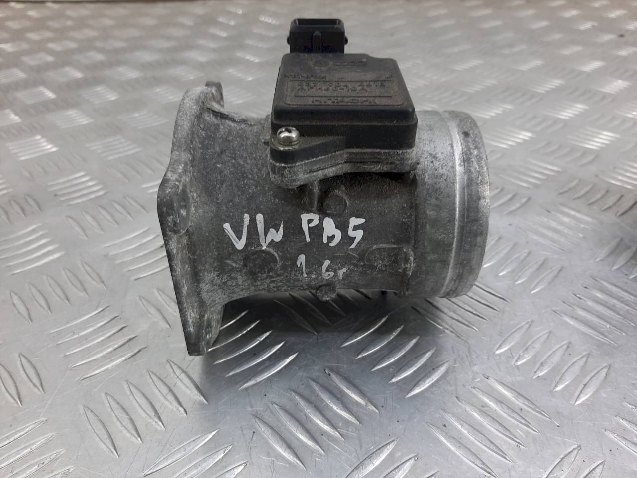 расходомер воздуха Volkswagen Passat B5 2000, 1.6 л., i, бензин, -, 037906461B - фото №1