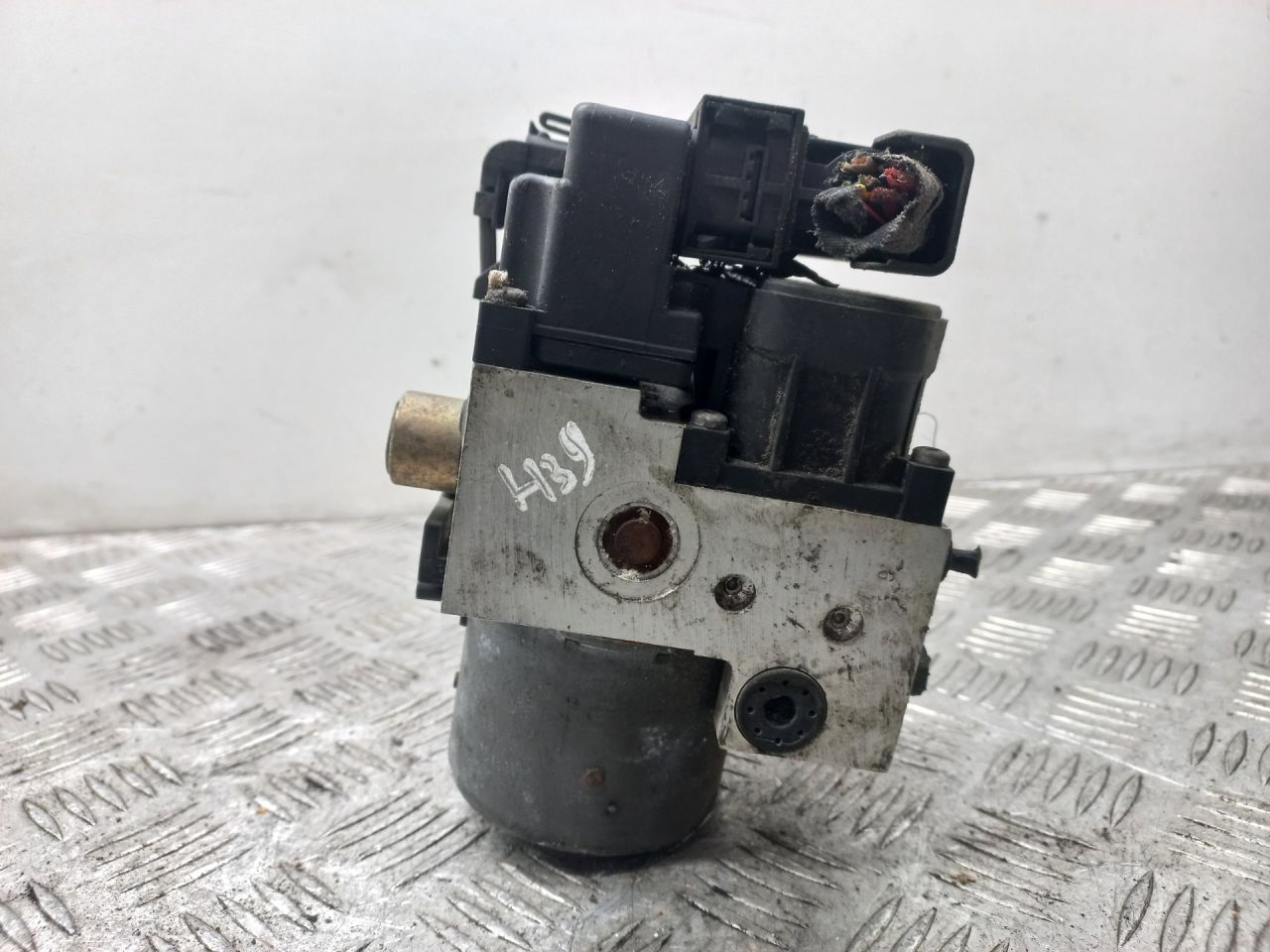 блок ABS Volkswagen Passat B5 2000, 1.6 л., i, AHL, бензин, 8E0614111AB, 0273004281 - фото №1