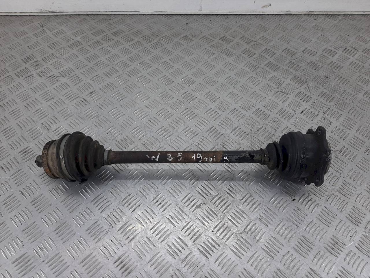 полуось передняя правая (приводной вал, ШРУС) Volkswagen Passat B5 1999, 1.9 л., TDi - фото №1